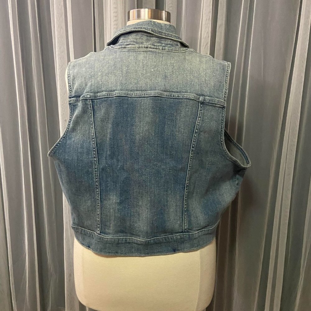 Size 4 Torrid Light blue denim vest NWOT - Picture 2 of 3